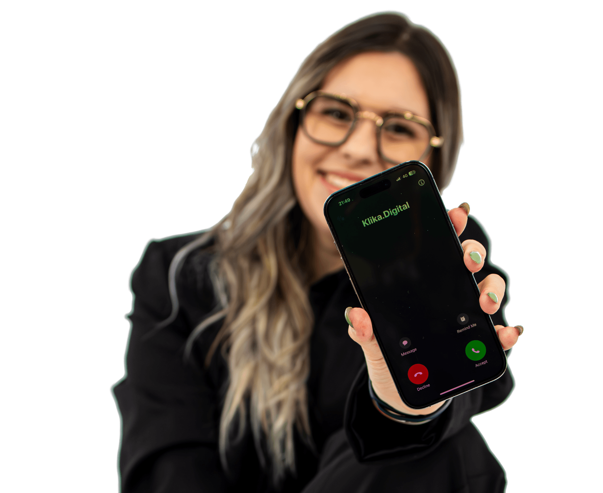Anastasia drži telefon sa Klika.Digital pozivom